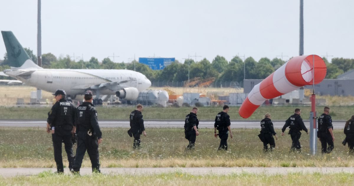 Šta se ovo dešava? Nemačka u panici, lociran još jedan dron na aerodromu! Više put obustavili letove