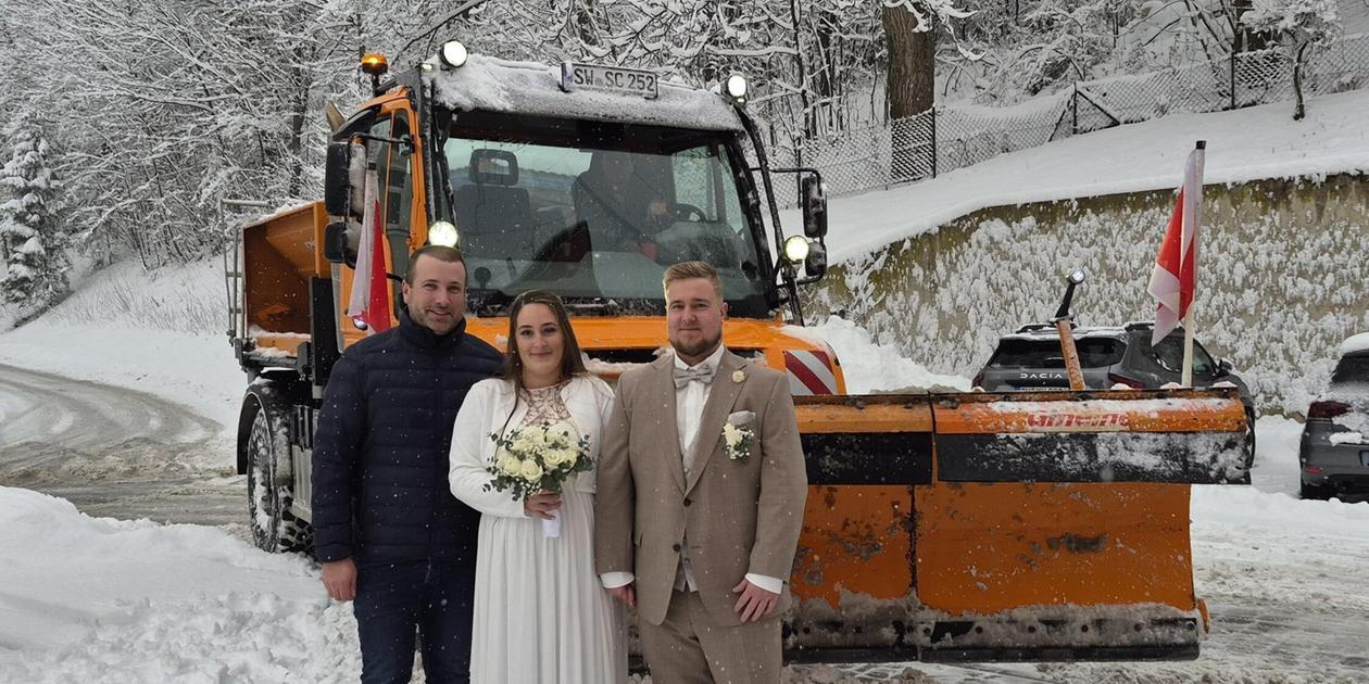 Ja-Wort auf Umwegen: Bürgermeister steckt wegen Schneemassen fest - Winterdienst rettet Hochzeit