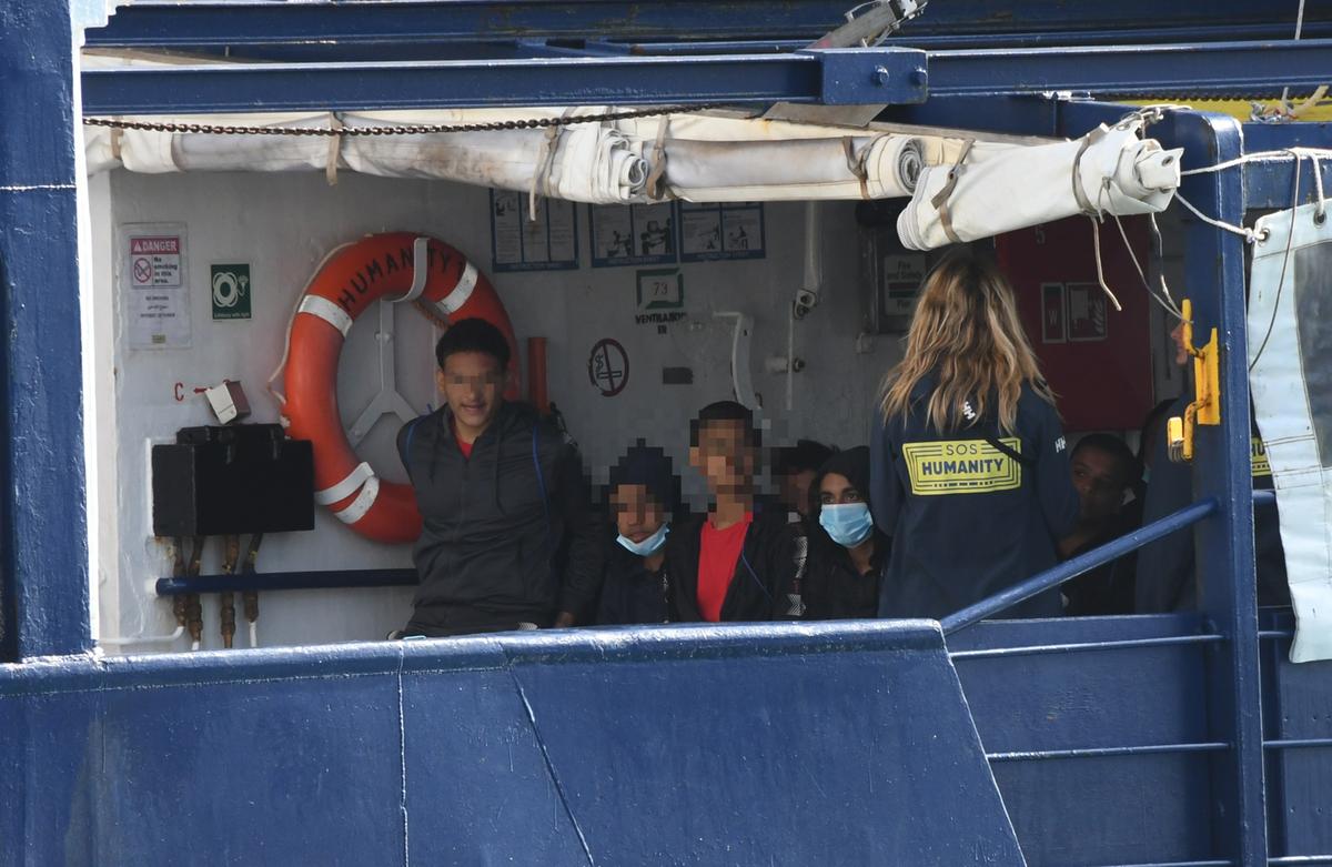 Migranti, nuovo arrivo a Carrara: “Alle armi preferiamo questo tipo di sbarchi”