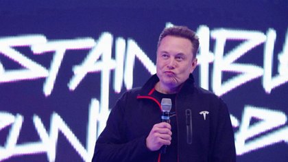 Goldman Sachs Expects Negative Free Cash Flow for Tesla in 2026, Cuts PT
