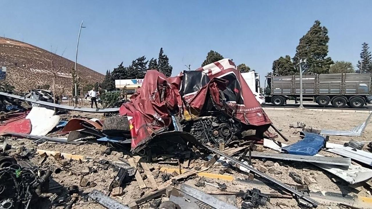 Otomobil ile çarpışan TIR devrildi: 1 yaralı