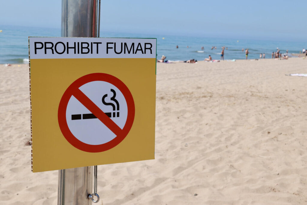 Prohibit fumar a terrasses, platges i andanes: el consell de ministres espanyol aprova una reforma de la llei del tabac
