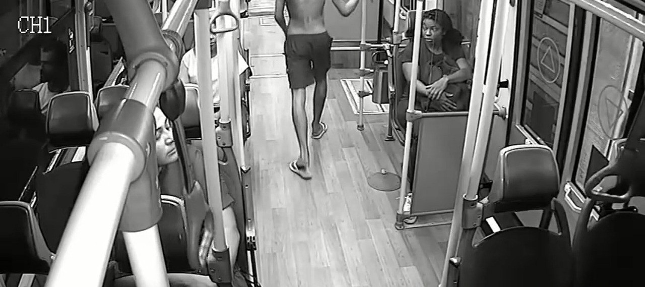 Vídeo: adolescentes são apreendidos após roubar passageiros em ônibus do BRT