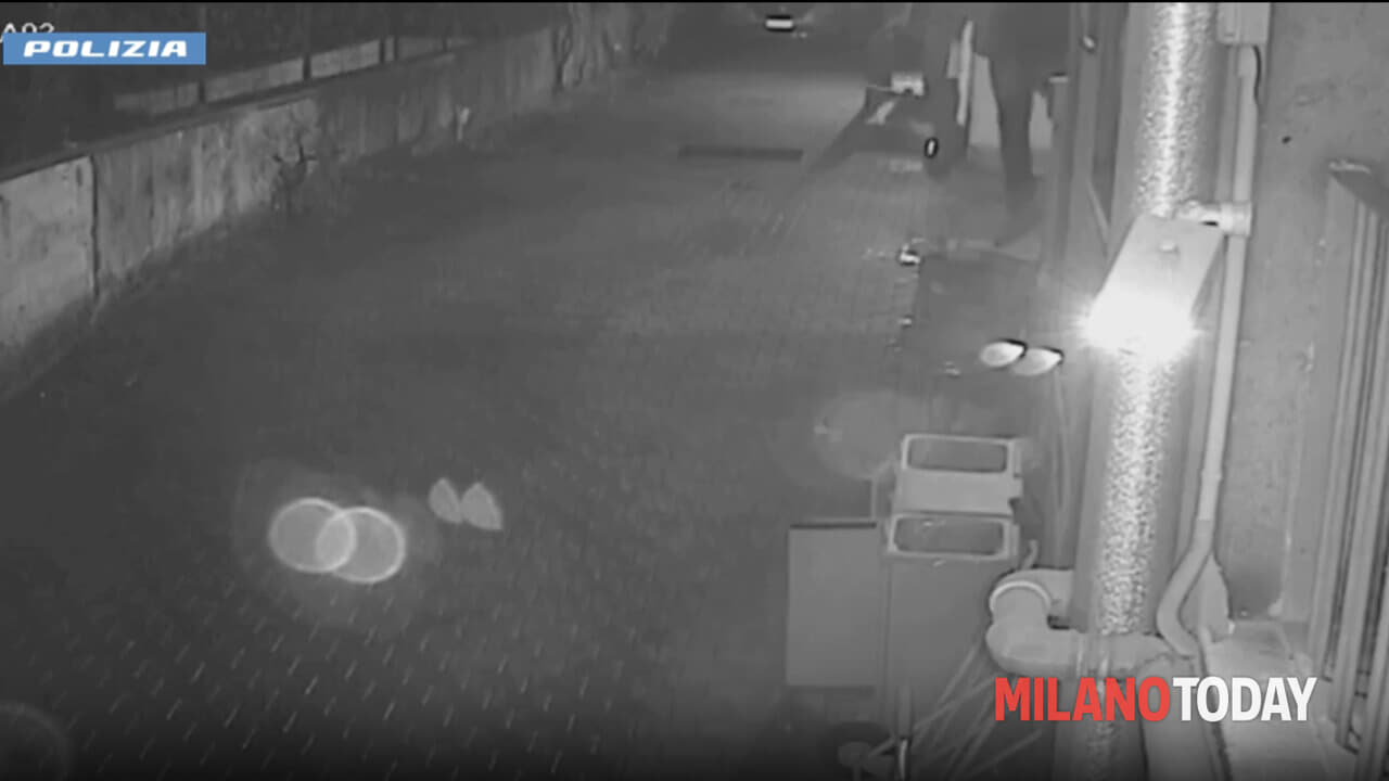 Prima la scusa, poi il colpo e la fuga in monopattino: turista scippato dello smartphone ai Navigli