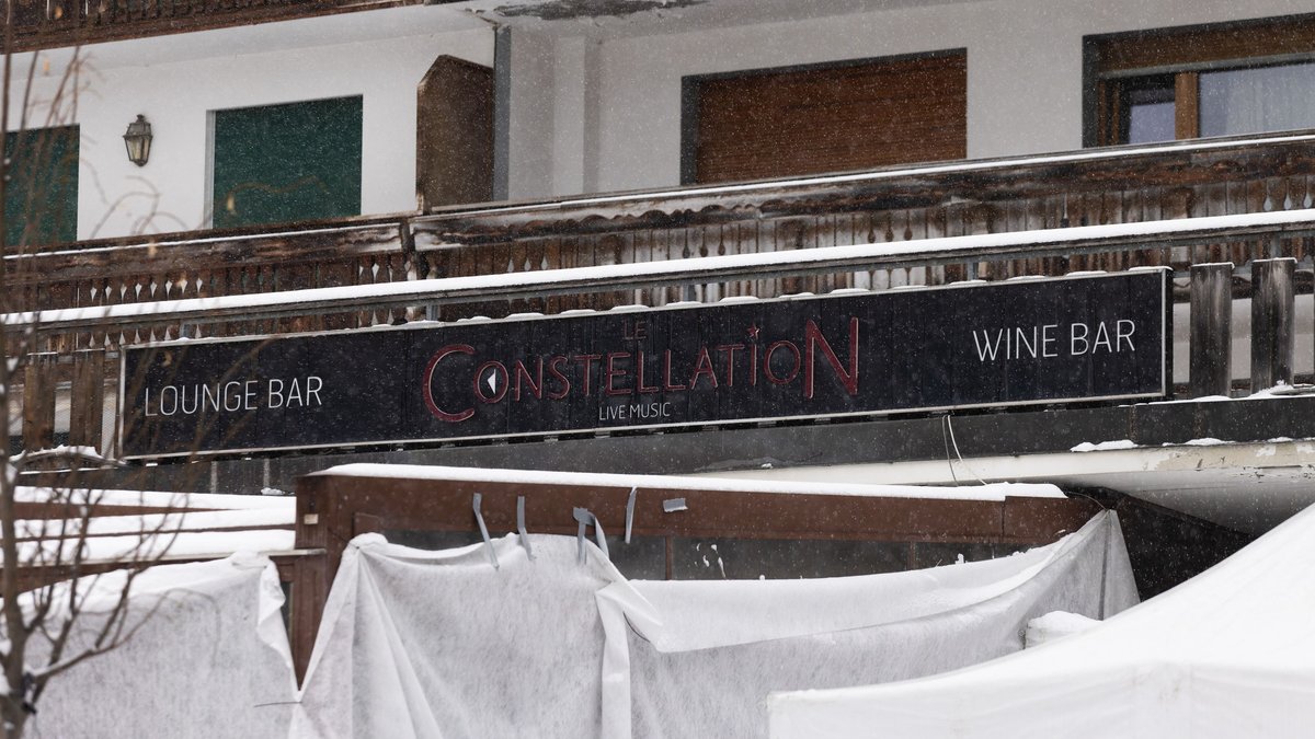 Incendie de Crans-Montana : "On n’a jamais eu de consignes"… Le barman du Constellation dénonce la gestion du couple Moretti