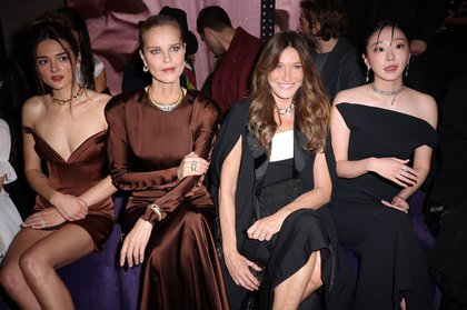Carla Bruni retrouve Demi Lovato et Cindy Bruna pour admirer les joyaux de Messika