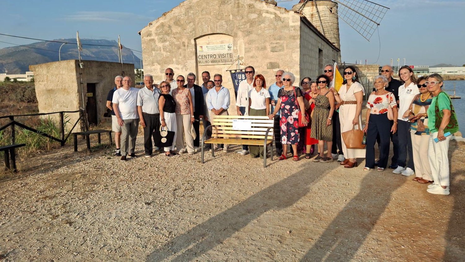 Trapani, alle Saline arriva la “Panchina dell’armonia”: un invito a fermarsi e guardare