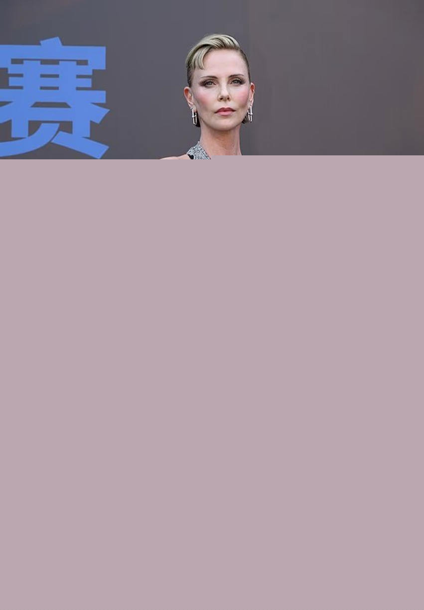 Charlize Theron mahnit në Pekin, shfaqet elegante në dy paraqitje spektakolare për premierën e “Odyssey”