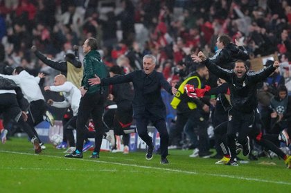 Gol anotado por el portero en el descuento lleva al Benfica a octavos de final en la Champions