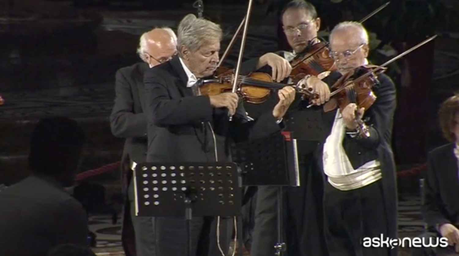 Il maestro Uto Ughi incanta i giovani delle scuole con il suo violino
