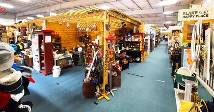 People Drive From All Over Iowa To Score Rare Treasures At This Enormous Antique Store