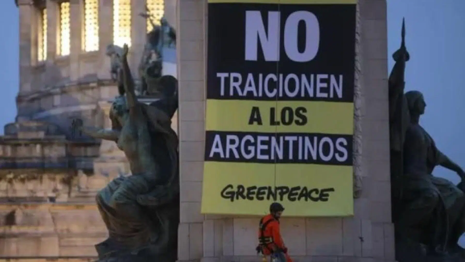 Argentina propone reforma de desalojos y uso de tierras quemadas; debate sobre propiedad privada y riesgos ambientales
