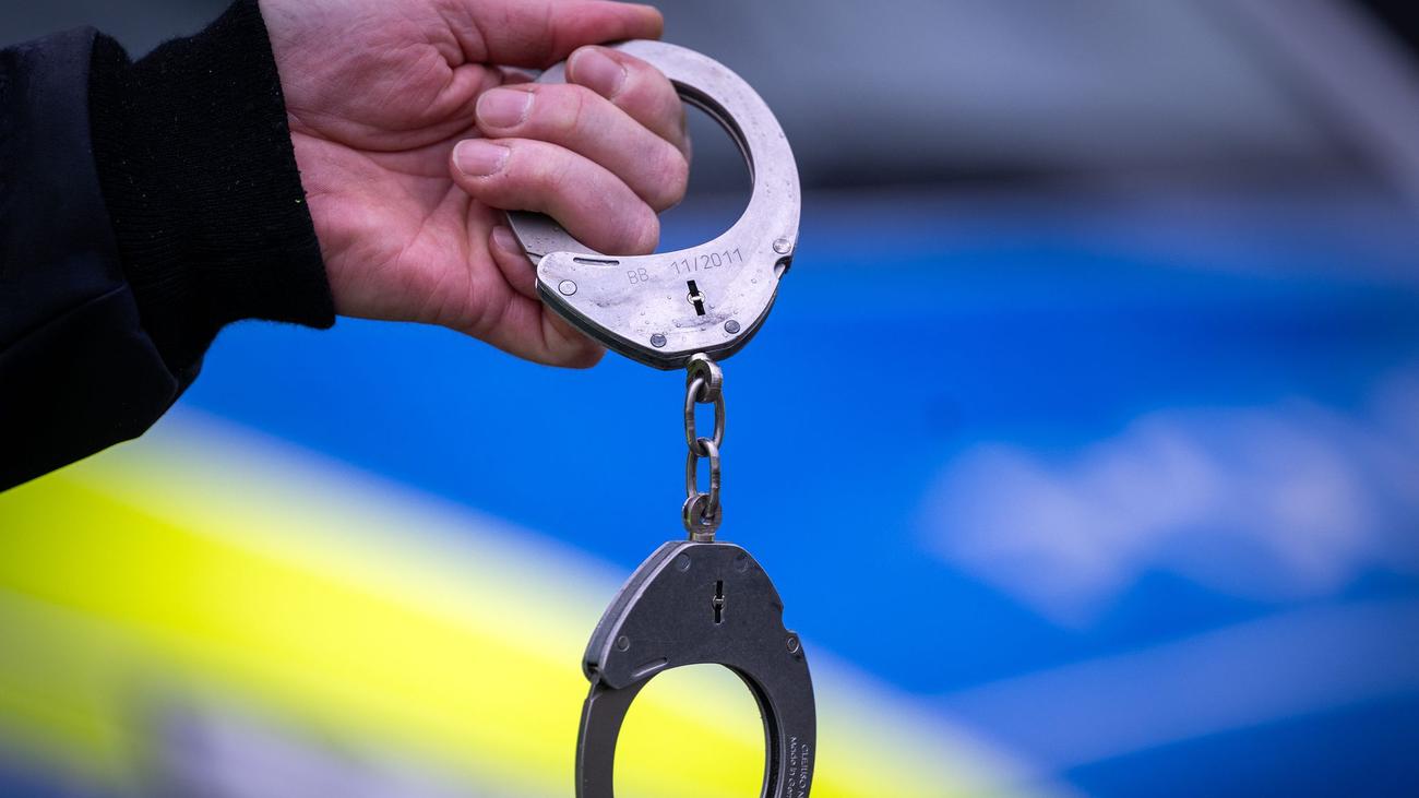 Er drang in Wohnung ein: 40-Jähriger greift Ex-Partnerin und Nachbar mit Messer an