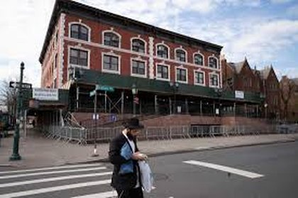 Xe hơi lao thẳng vào trụ sở phong trào Chabad tại Thành phố New York