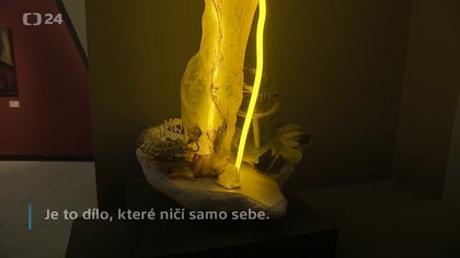 Místo mramoru plast, organická hmota nebo elektrosoučástky. Nové materiály současní umělci rádi využívají. Mnohem rychleji ale podléhají zkáze a tak kladou na restaurátory nové nároky. (video)