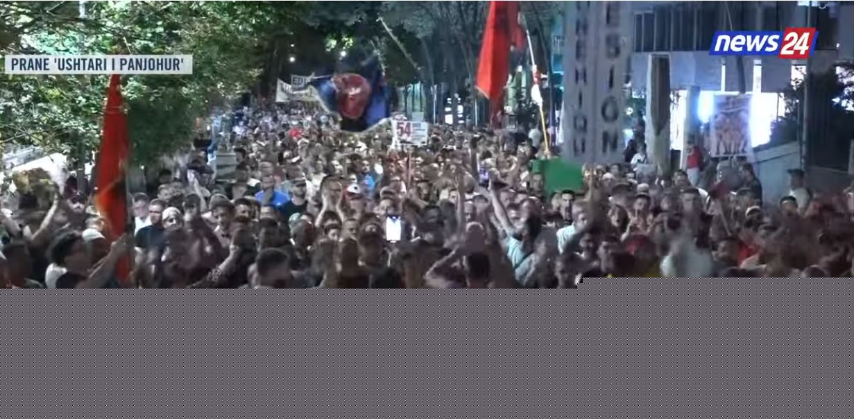 Protestë maratonë kundër Ramës/ Shqiptarët nuk ndalen, nga tubimi para Kuvendit në orët e para të mëngjesit, te marshimi në rrugët e Tiranës: Ju erdhi fundi. Parlament i krimit