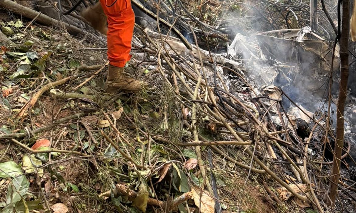 Turistas colombianas da mesma família e piloto morrem em queda de helicóptero