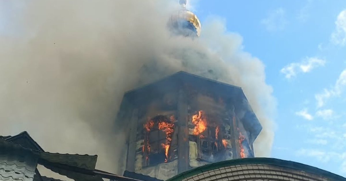 Россияне нанесли удар по церкви в Краматорске: загорелся купол, пожар охватил 140 квадратных метров, - ГСЧС. ФОТО