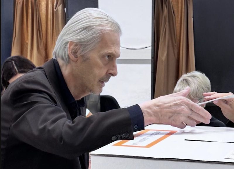 Vittorio Sgarbi al voto nelle Marche: le prime foto dopo il ricovero