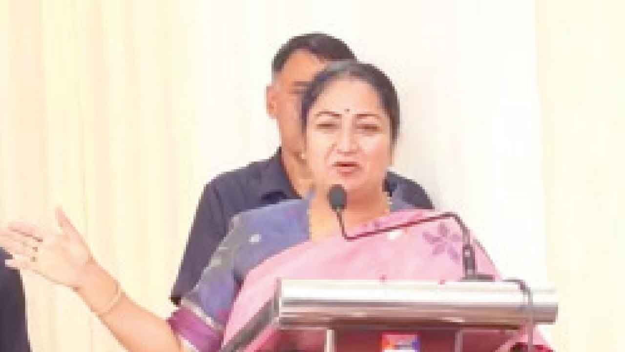 CM Rekha calls on Modi, conveys Diwali greetings