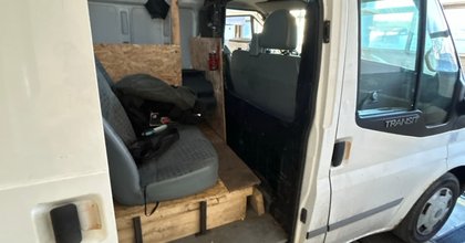 Gefährlicher Umbau - Autositze waren nur auf Holzpodest montiert!