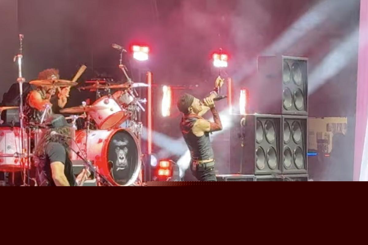 Extreme Honors Ozzy With Medley
