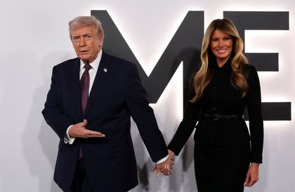 Melania Trump toute en sobriété, sous le regard admiratif de Donald Trump et son père, pour le lancement de son film