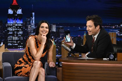 First Look: Kendall Jenner FaceTimes Tom Brady, Plays Flip Shots With Gronk On Fallon’s “Tonight Show”