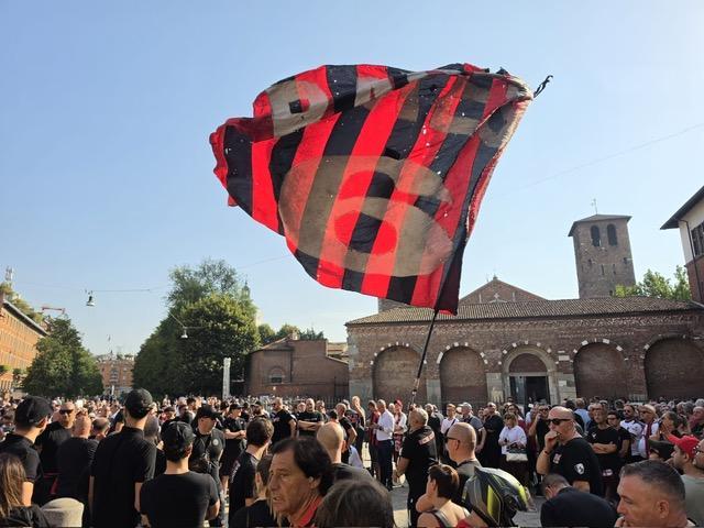 Tutti i calciatori del Milan in campo a Perth con la maglia numero 6 di Baresi