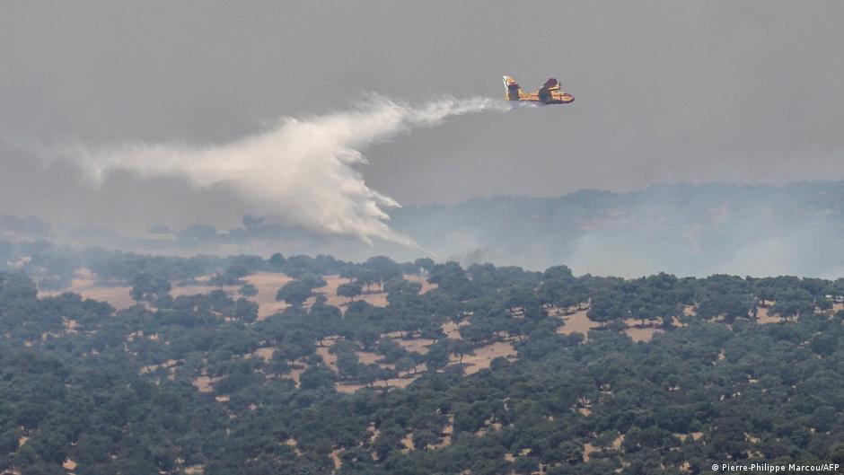 Two fires merge in the wood, becoming so big it can't be fought, then it is joined by a third fire, making it even more unfightable. What will happen when it reaches Madrid, Avila, Segovia. Thing are getting apocalyptic in real time [Followup]