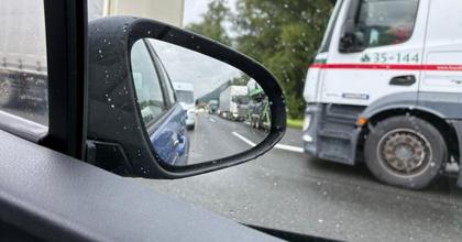 13 Kilometer lang - Lkw verliert Ladung: Mega-Stau auf Tirols Autobahn