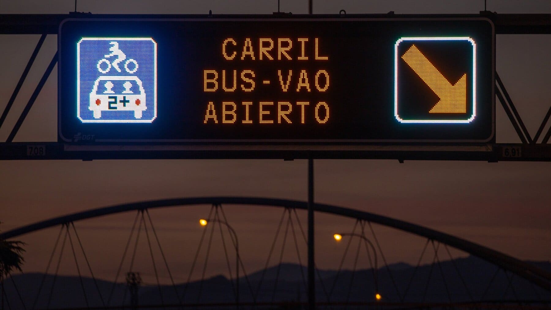 Golpe a los coches eléctricos: la DGT limita el acceso a los carriles BUS-VAO