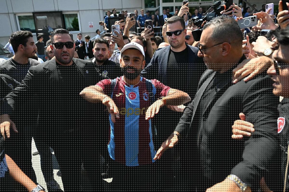 « Je suis prêt à enchaîner une deuxième nuit blanche pour lui » : des milliers de supporters accueillent Mohamed Salah en Turquie avant son engagement avec Trabzonspor