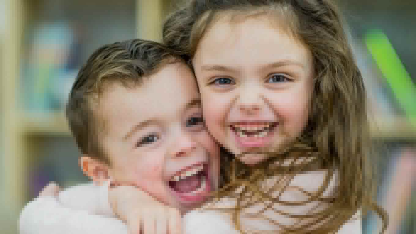People Who Grew Up With This Type Of Sibling Tend To Be Happier, Research Finds