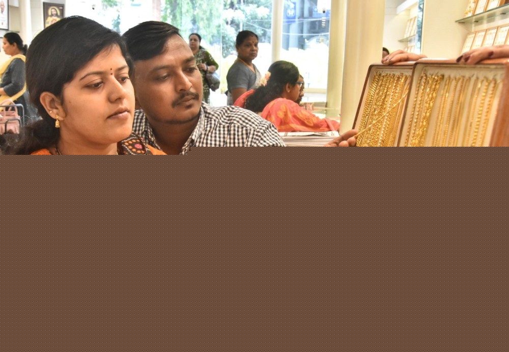 Gold, silver gain up to 1 pc on softer dollar, easing inflation fears