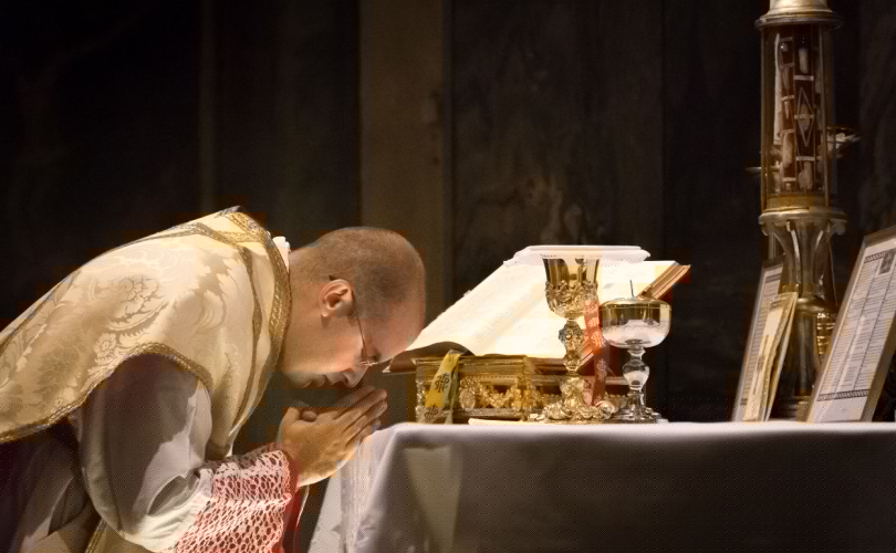 Texas bishop begins monthly Latin Mass right next to SSPX chapel