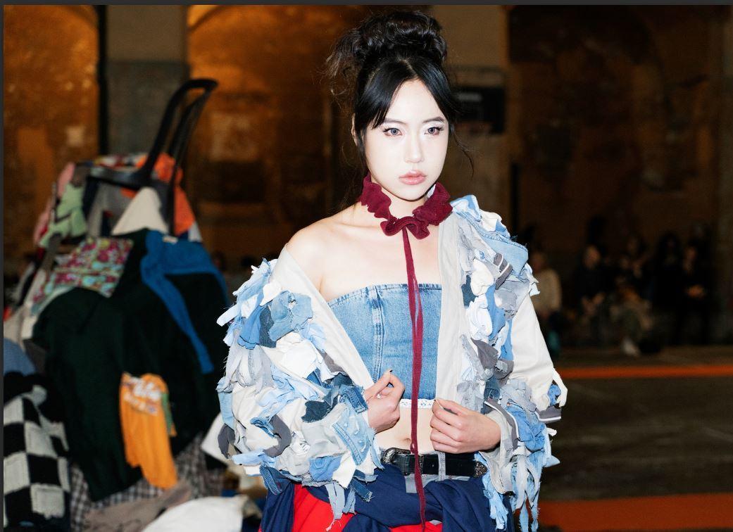 Un maxi telaio e una sfilata per la nuova moda sostenibile