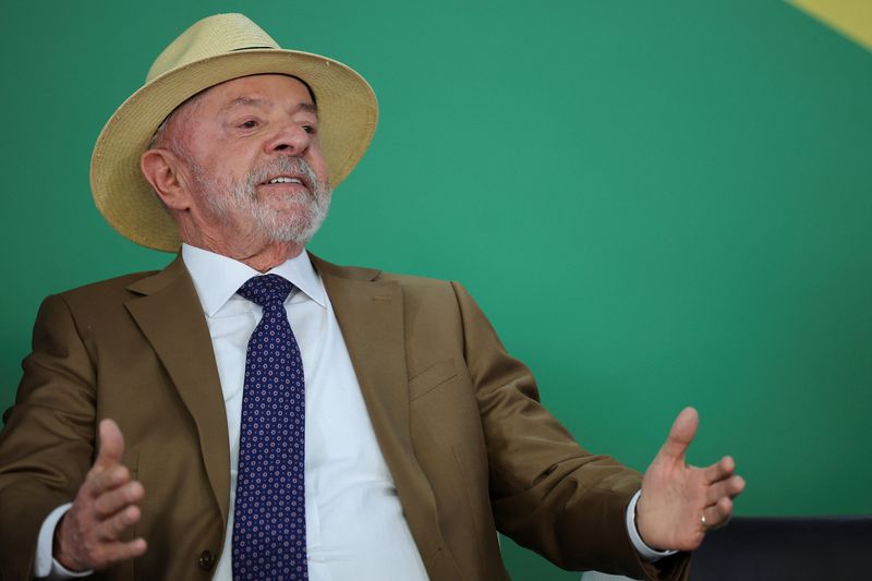 Lula’s lead over Flavio Bolsonaro narrows in Brazil election second-round, CNT/MDA poll shows