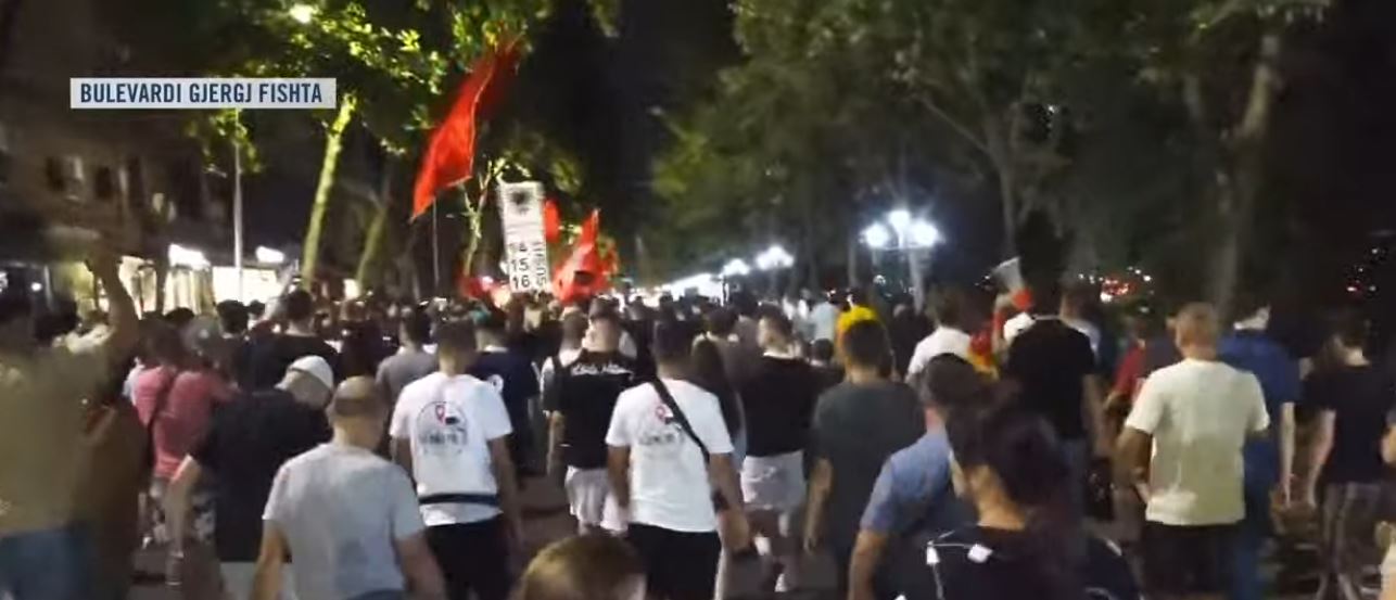 “Shqipëria kërkon revolucion”! Marshim-protestë në rrugët e Tiranës, jehon thirrja: Arrestoni Ramën!