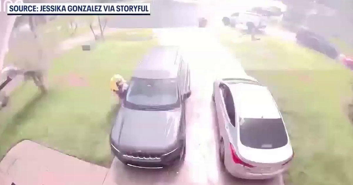 Florida family narrowly escapes lightning strike: 'I just started running'