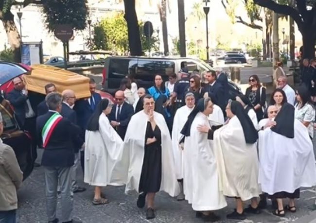 #Cronaca #Castellammare - La città dice addio a suor Nerina: la missionaria tornata a casa per l'ultimo viaggio