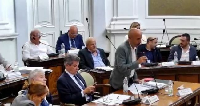 #PoliticaLavoro #Castellammare - Piano Spiagge, attriti e poi l'approvazione: ma la maggioranza ora è in fibrillazione