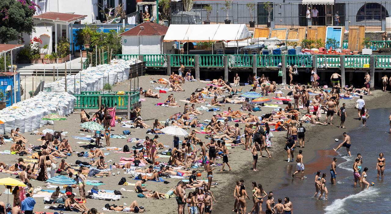 Posillipo, ancora chiusi i lidi di nuova gestione: &laquo;Un ferragosto minore&raquo;