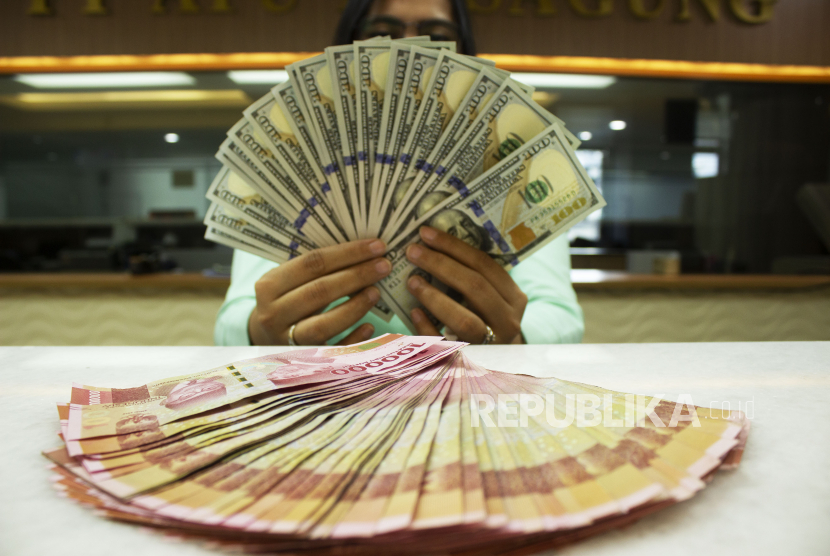 Saat IHSG Anjlok, Rupiah Diproyeksi Menguat karena Ketidakpastian The Fed