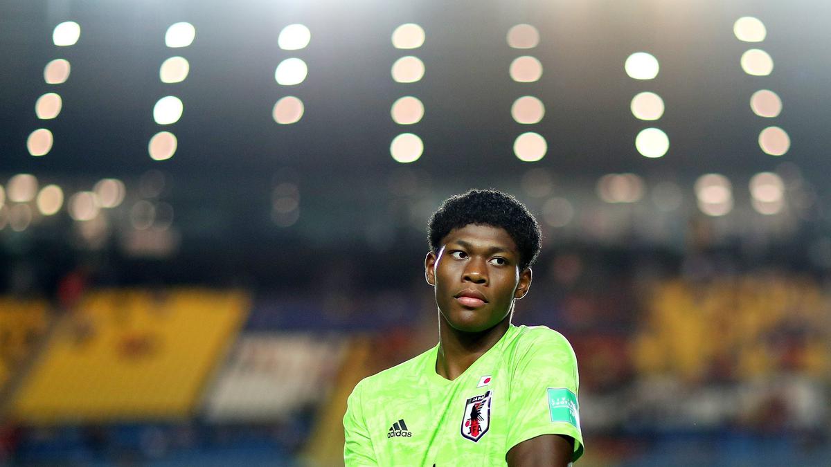 Sikut Juventus, PSG Tawar Kiper Parma Zion Suzuki