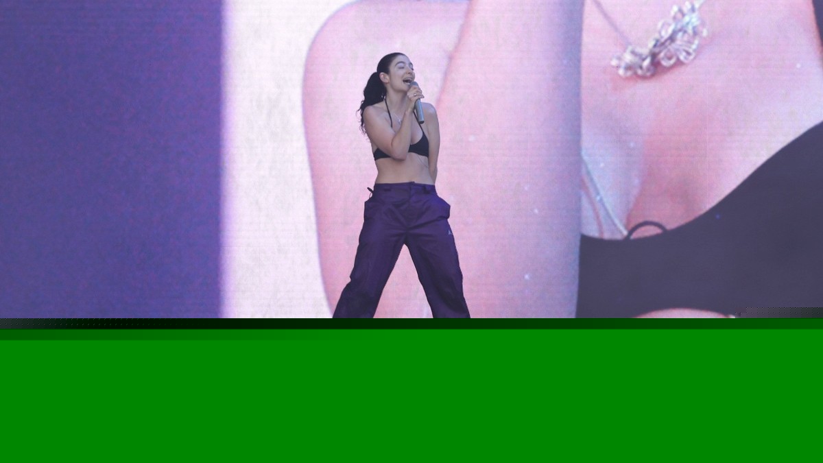 LORDE TRI PUTA PREKIDALA NASTUP Fanovi padali u nesvest: Spektakl na bini, ali i HAOS u publici (VIDEO)