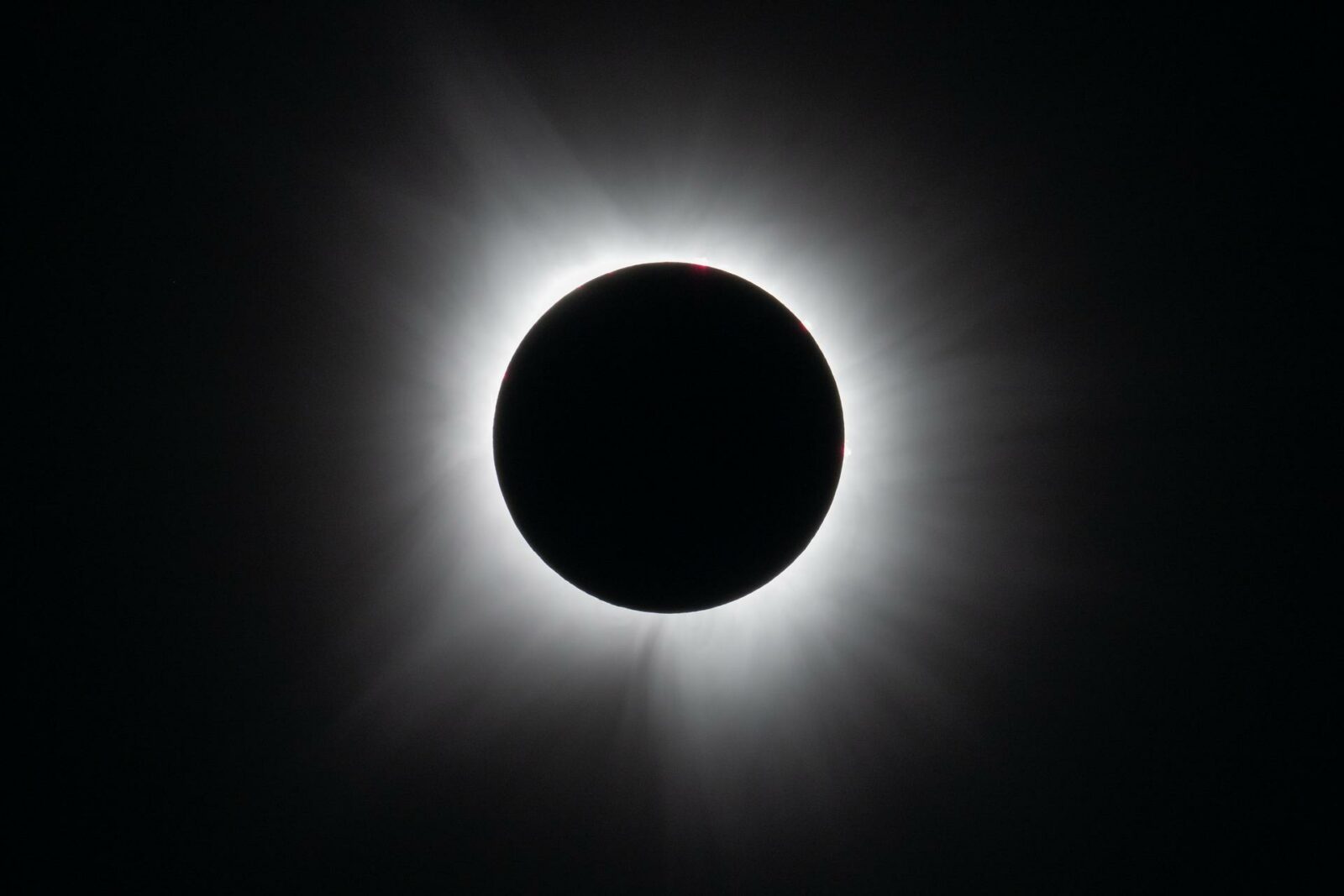 NASA trimite un avion să „prindă” umbra eclipsei. Misiunea care va prelungi întunericul total la aproape trei minute