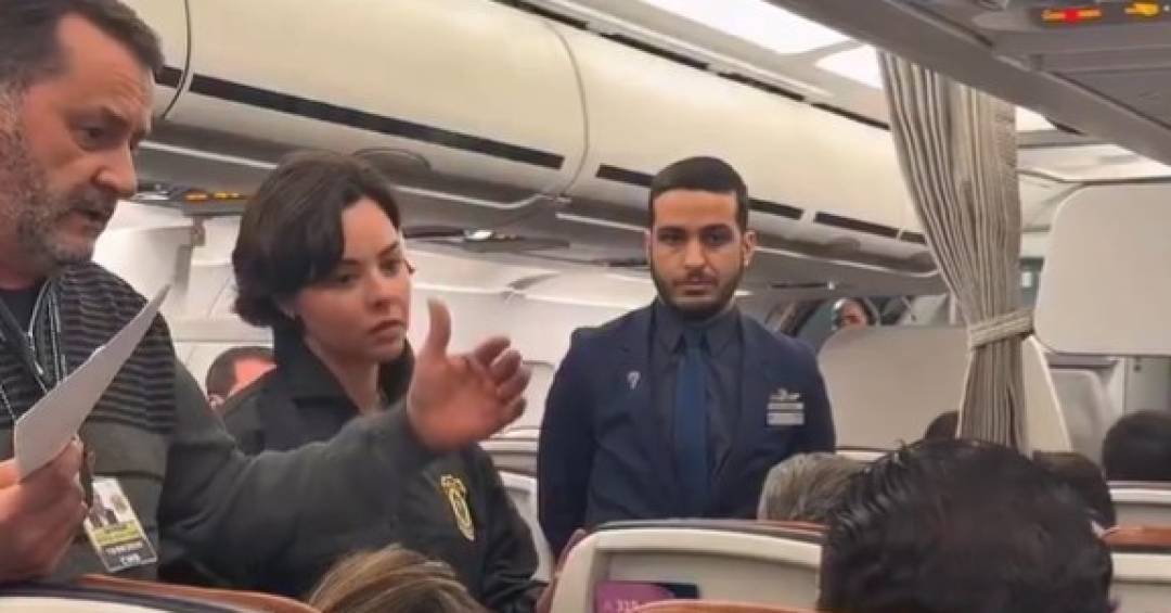 Voo da Latam atrasa após PF mandar passageiro sair e ele se recusar, dizendo que era ‘black signature’