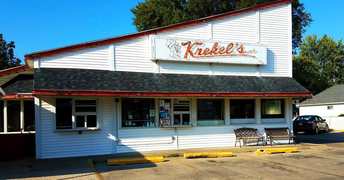 People Drive From All Over Illinois To Eat At This Hole-In-The-Wall Burger Joint