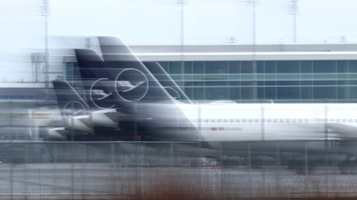 Două avioane de pasageri, la un pas de coliziune, pe pista unui mare aeroport - FOTO